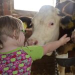 Copil fericit învățând în perioada critică de dezvoltare