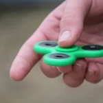 Un fidget spinner utilizat ca instrument de autoreglare pentru gestionarea unor autostimulări copii autism.