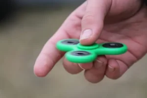 Un fidget spinner utilizat ca instrument de autoreglare pentru gestionarea unor autostimulări copii autism.