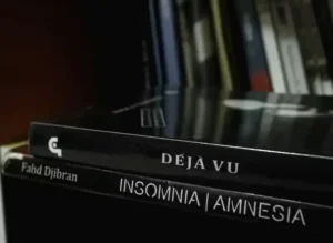 Cărți despre Misterul Déjà Vu, Insomnie și Amnezie pe un raft întunecat