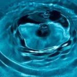 Memoria apei intr-o picătură care creează cercuri concentrice perfecte, reprezentând modul în care aceasta ar putea stoca informația prin vibrație.